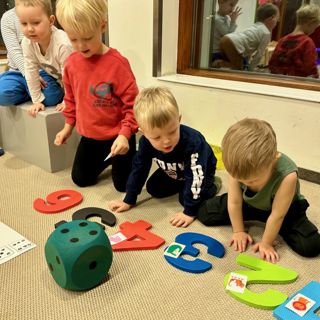 Stoppdans með trommu og teningi