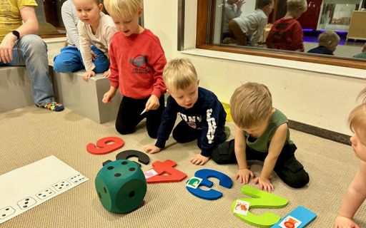 Stoppdans með trommu og teningi